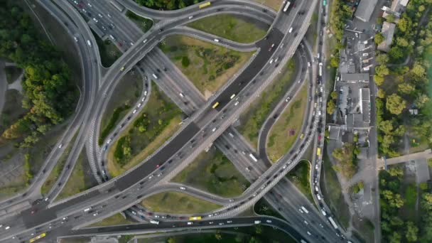 两层道路交汇处的全景. — 图库视频影像