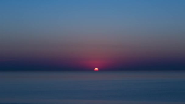 Sonnenaufgang über dem Meer. Zeitraffer. — Stockvideo