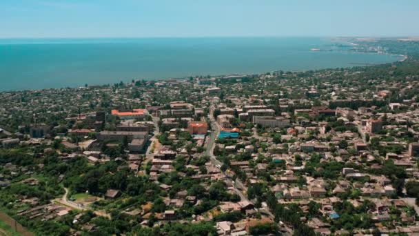 Ciudad junto al mar, vista aérea . — Vídeo de stock