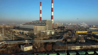 Şehirdeki fabrika, dumanın geldiği iki üst görüş borusu..