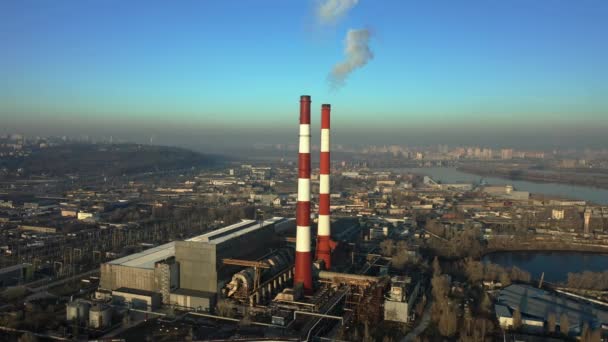 Fábrica en la ciudad, vista superior dos tuberías de las que proviene el humo . — Vídeos de Stock