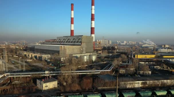 Fabrik in der Stadt, von oben zwei Pfeifen, aus denen Rauch kommt. — Stockvideo