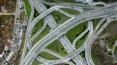 İki katlı yol kavşağının üst görüntüsü.