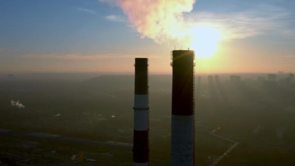 Schoorstenen van een industriële onderneming top view, bij zonsondergang. — Stockvideo