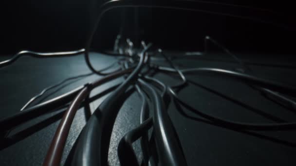 Des câbles noirs et rouges reposent sur le sol, macro sur Laowa 24mm f 14 Macro.4k 