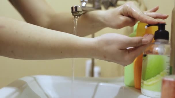 Üst manzara, sabunla yıkanmış ellerin yakın görüntüsü — Stok video