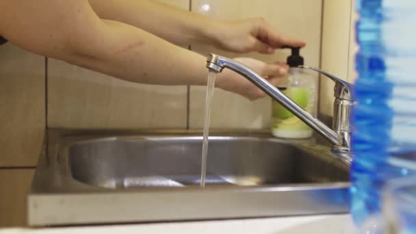 Close-up van handen gewassen met zeep — Stockvideo