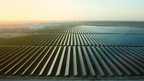 Κάτοψη σταθμού ηλιακής ενέργειας, ανανεώσιμων πηγών ενέργειας, ηλιακών συλλεκτών. — Αρχείο Βίντεο