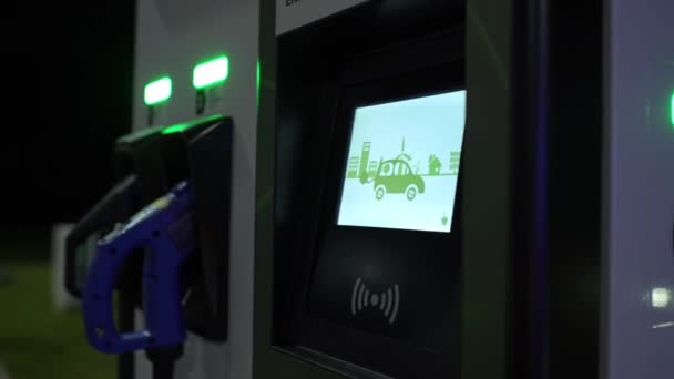 Estación de carga de vehículos eléctricos de cerca. cargar un coche en el estacionamiento . — Vídeo de stock