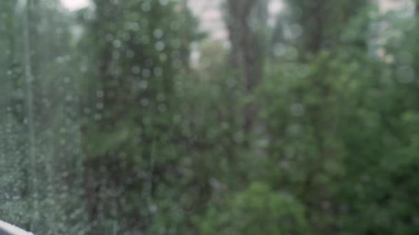 Gotas de chuva na janela close-up, está chovendo fora da janela — Vídeo de Stock