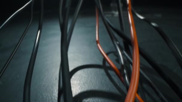 Caméra passe entre les câbles, prise de vue macro des câbles, Laowa 24 mm 