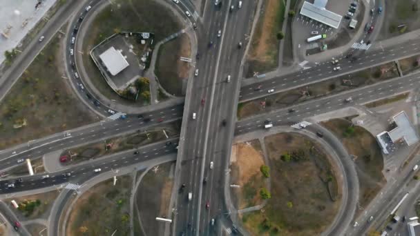 Intercâmbio de transporte de dois níveis numa cidade grande. 4k vista superior — Vídeo de Stock