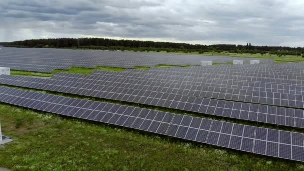 Painel solar produz verde, energia amiga do ambiente a partir do pôr do sol. — Vídeo de Stock