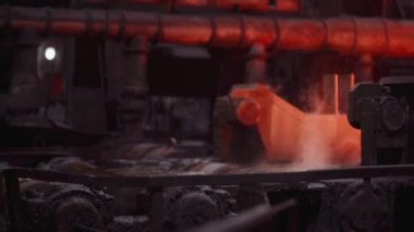 Sıcak metal levha taşıyıcıda hareket ediyor. Yavaş çekim.