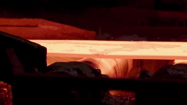 La tôle chaude se déplace sur le convoyeur. Mouvement lent .