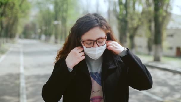 La joven se quita una máscara médica. Chica tomó profundo y sonríe a la cámara . — Vídeos de Stock