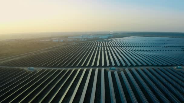 Widok z góry na elektrownię słoneczną, energię odnawialną, panele słoneczne. — Wideo stockowe