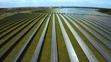 Bir güneş enerjisi istasyonunun üst görüntüsü, yenilenebilir enerji, güneş panelleri.