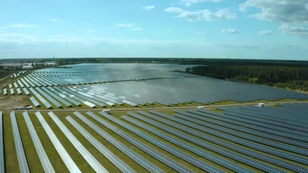 太陽光発電所、再生可能エネルギー、太陽光パネルのトップビュー. — ストック動画