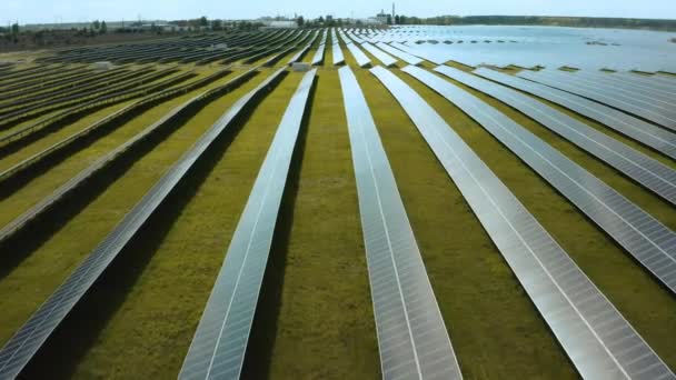 Pohled shora na solární elektrárnu, obnovitelné zdroje energie, solární panely. — Stock video