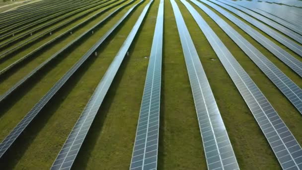 Bovenaanzicht van een zonnecentrale, duurzame energie, zonnepanelen. — Stockvideo