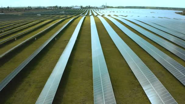 Vista superior de una central solar, energía renovable, paneles solares. — Vídeos de Stock