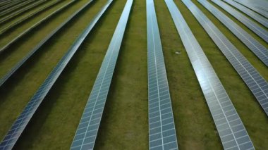Bir güneş enerjisi istasyonunun üst görüntüsü, yenilenebilir enerji, güneş panelleri.