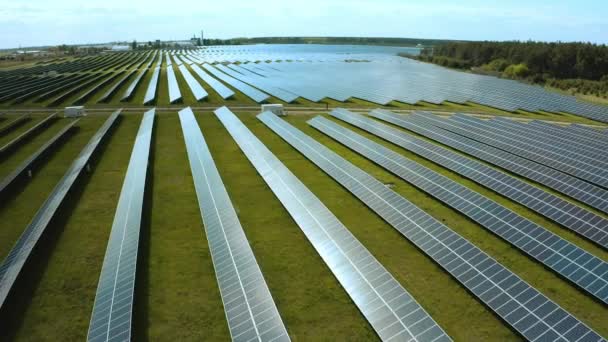 Toppsikt over et solkraftverk, fornybar energi, solcellepaneler. – stockvideo