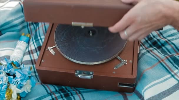 Tocar en la cubierta de vinilo, fondo azul — Vídeo de stock