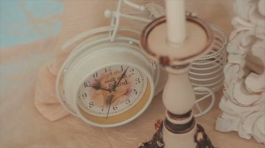 Candel ve saat Vintage Pastel renkler