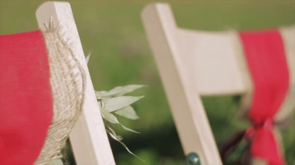 Stoelen zijn ingericht met stof linten — Stockvideo