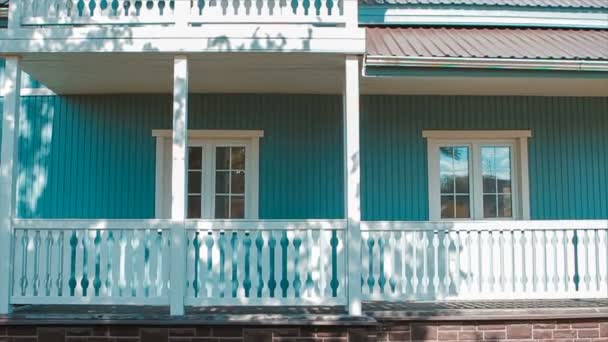 Fasada piękny dom z poręczy — Wideo stockowe