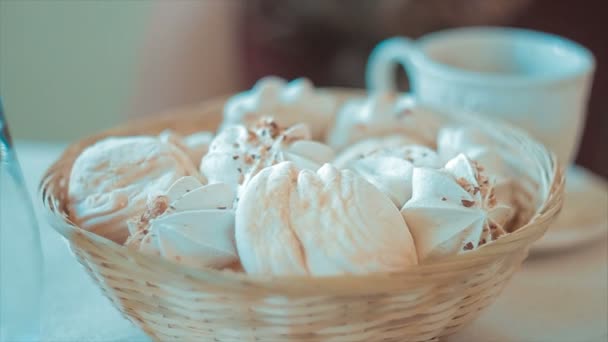 White Zephyr est dans un panier en osier — Video