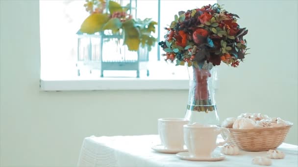 Vas med blommor som står på bordet — Stockvideo