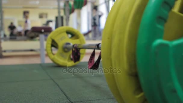 Barbell en el suelo en el gimnasio — Vídeos de Stock