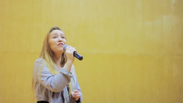 Menina cantando em um microfone — Vídeo de Stock