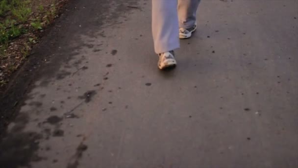 Mann in Sportkleidung zu Fuß — Stockvideo