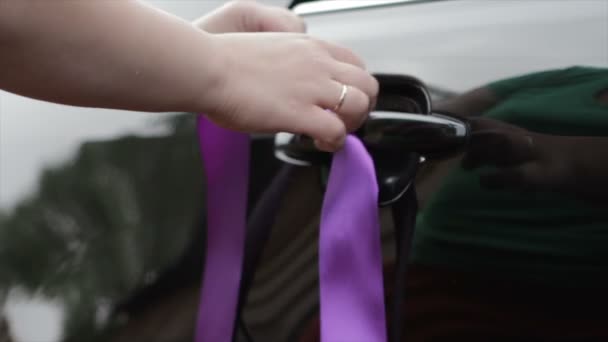 Purple Ribbon on the Handle of the Car — Stock Video