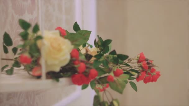 Букеты роз на полке — стоковое видео