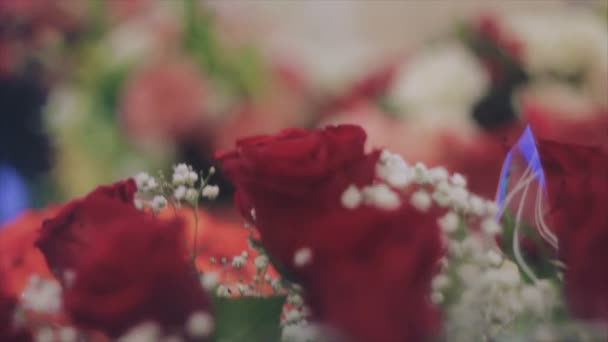 beaucoup de bouquets de fleurs rouges en vacances 