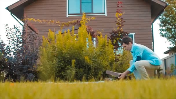 男が家の蓄音機の芝生の上に置く — ストック動画