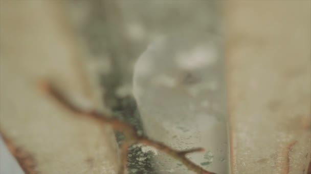Крупный план стекла, покрытого инеем — стоковое видео