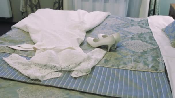 Vestido de novia esperando en una cama — Vídeos de Stock