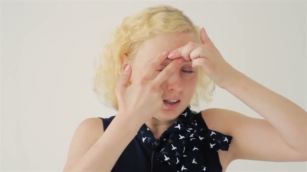 Instructor Mostrando Ejercicio Rejuvenecimiento Facial — Vídeos de Stock