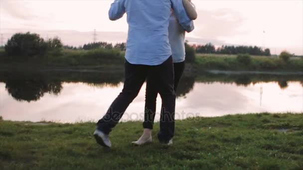 Genç insanların kıyıda dans çift — Stok video