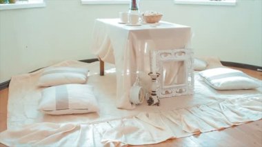 Odadaki yastıklar tabloyla tatil