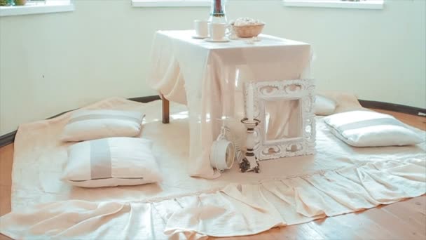 Mesa de férias com travesseiros no quarto — Vídeo de Stock