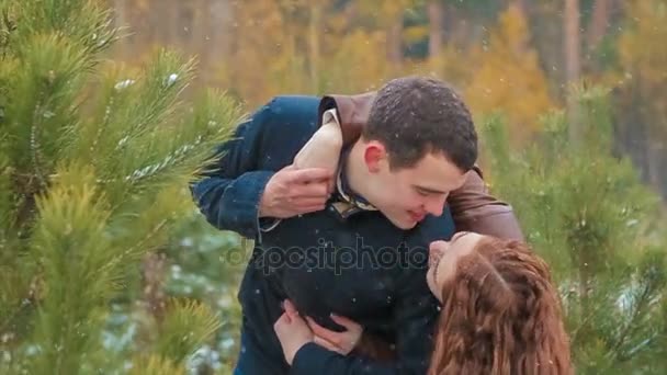Jovem casal abraçando na floresta de coníferas — Vídeo de Stock