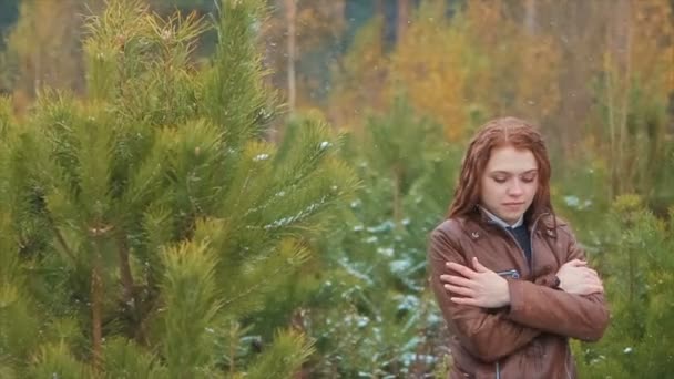 Mujer esperando a alguien en un bosque nevado — Vídeos de Stock