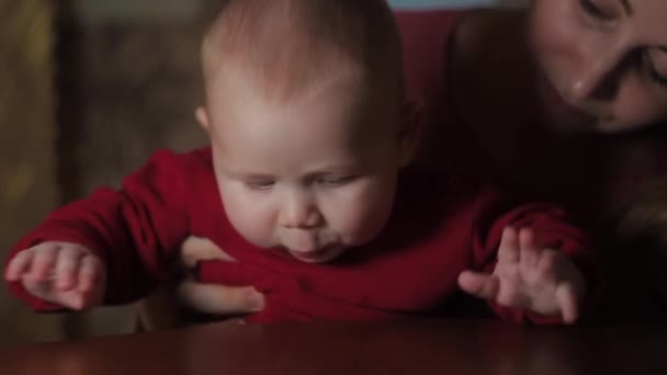 Maman montrant bébé table à manger — Video